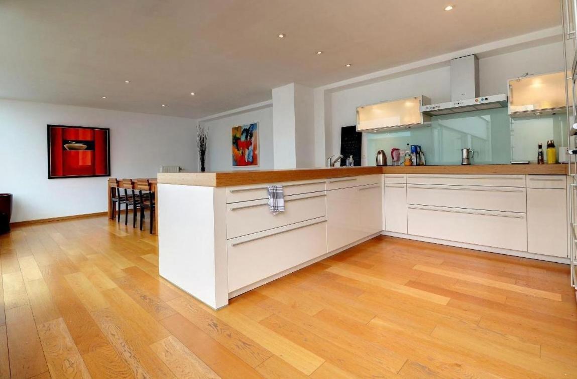 Down Town Spacious Duplex With Private Parking & Game Room Brussels Exterior photo
