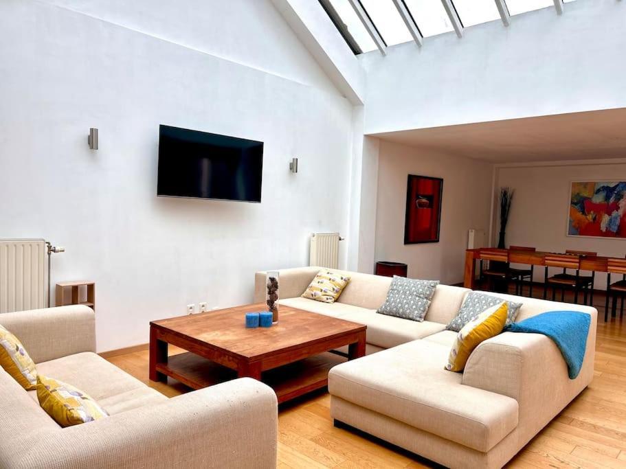 Down Town Spacious Duplex With Private Parking & Game Room Brussels Exterior photo
