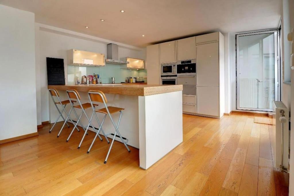 Down Town Spacious Duplex With Private Parking & Game Room Brussels Exterior photo